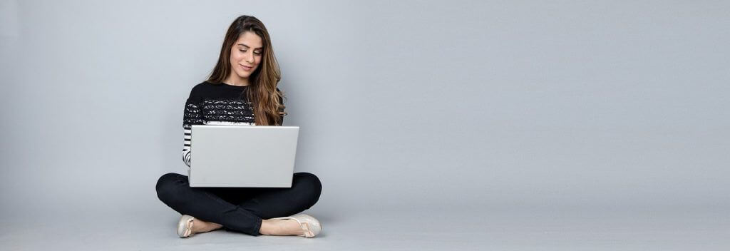 mujer trabajando online