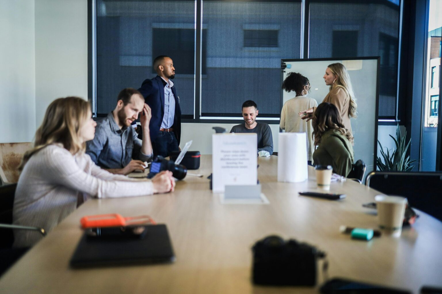 Trabajadores reunidos en la sala de reuniones