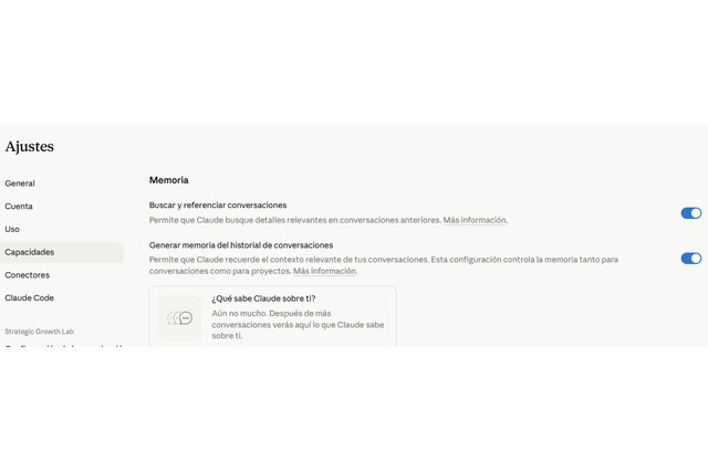 Captura de pantalla de los ajustes de memoria de Claude mostrando las opciones de buscar conversaciones anteriores y generar memoria del historial de conversaciones
