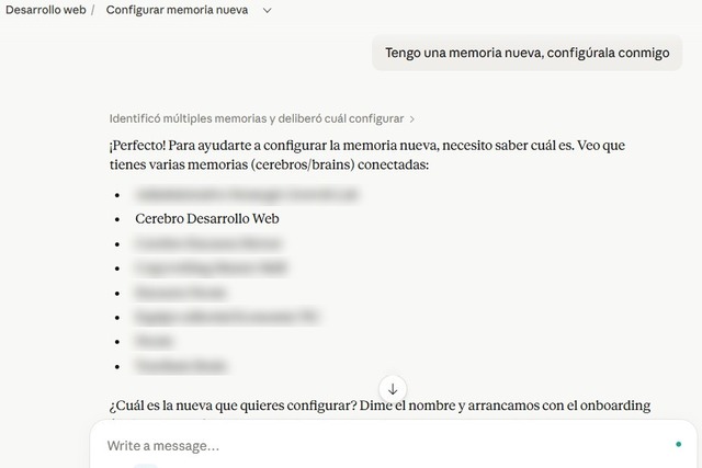Conversación en Claude.ai detectando los cerebros conectados y arrancando el onboarding para cargar contexto en la memoria persistente